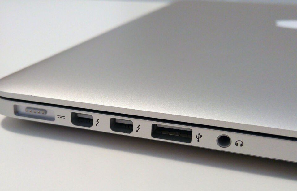 MacBook Pro 15": bannati dai voli USA i modelli con batteria fallata
