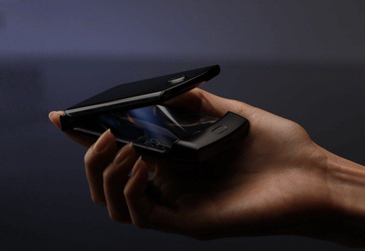Motorola RAZR ufficiale: lo smartphone del futuro che guarda verso il passato