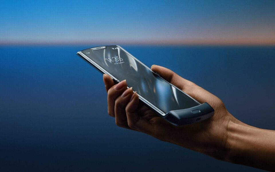 Motorola RAZR ufficiale: lo smartphone del futuro che guarda verso il passato