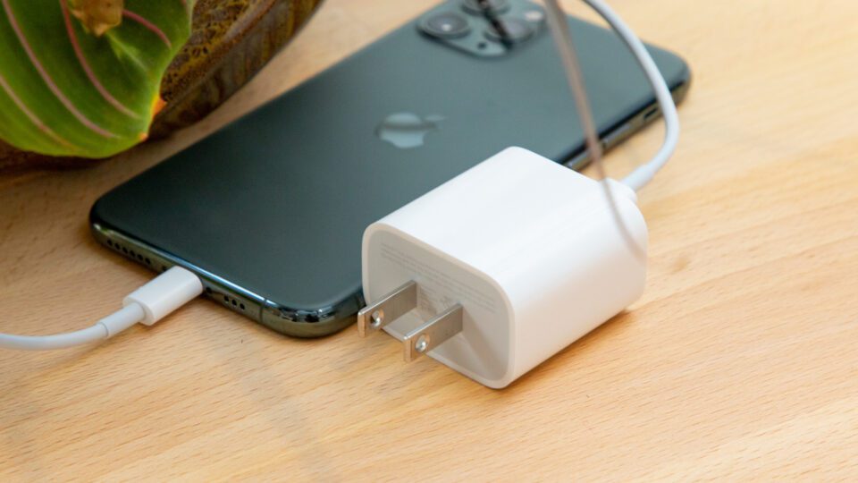 iPhone 12: Apple non includerà il caricabatterie nella confezione