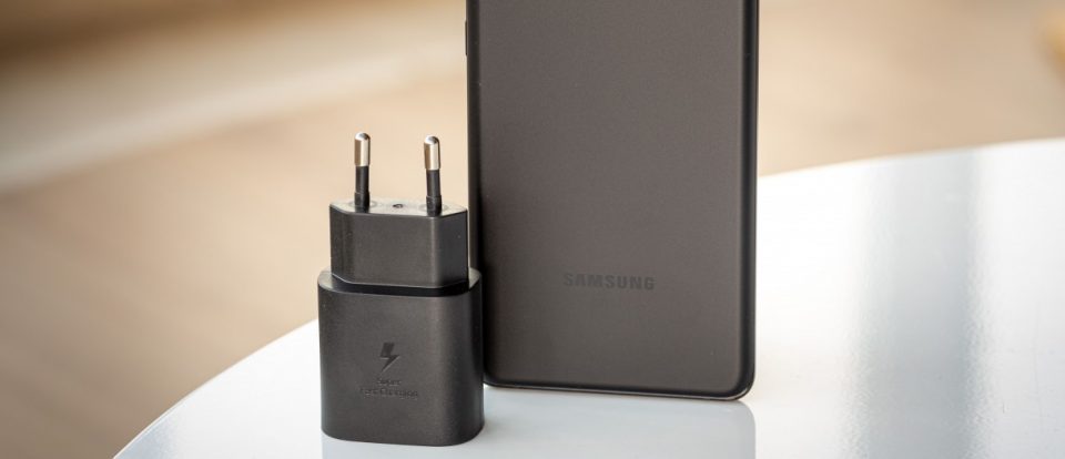 Samsung testa la ricarica rapida a 65W per la serie Galaxy S22