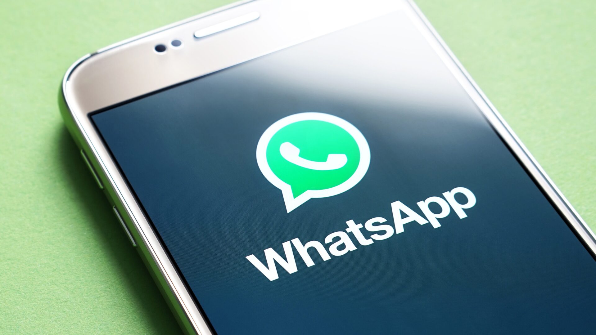 WhatsApp nuovo aggiornamento per chat ed emoji