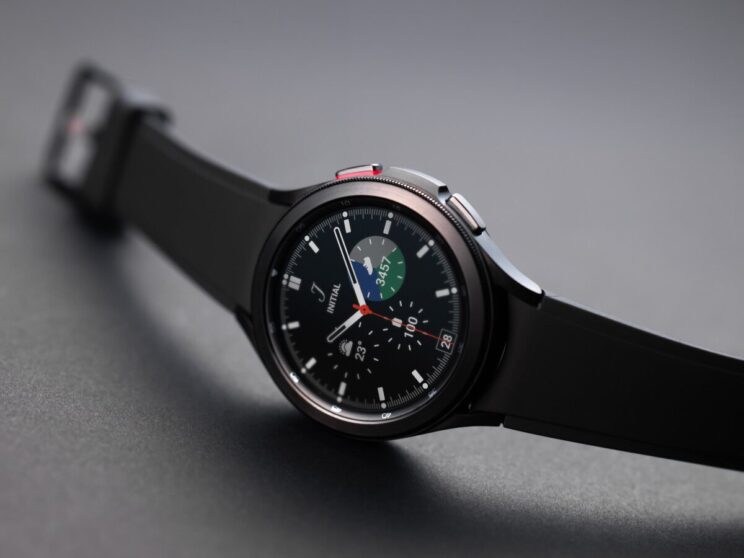 Samsung Galaxy Watch5 Pro punta in alto con titanio e vetro zaffiro