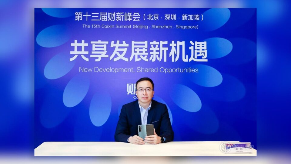 Il CEO di Honor, George Zhang, tiene tra le mani in nuovo Honor Magic Vs al Caixin Summit