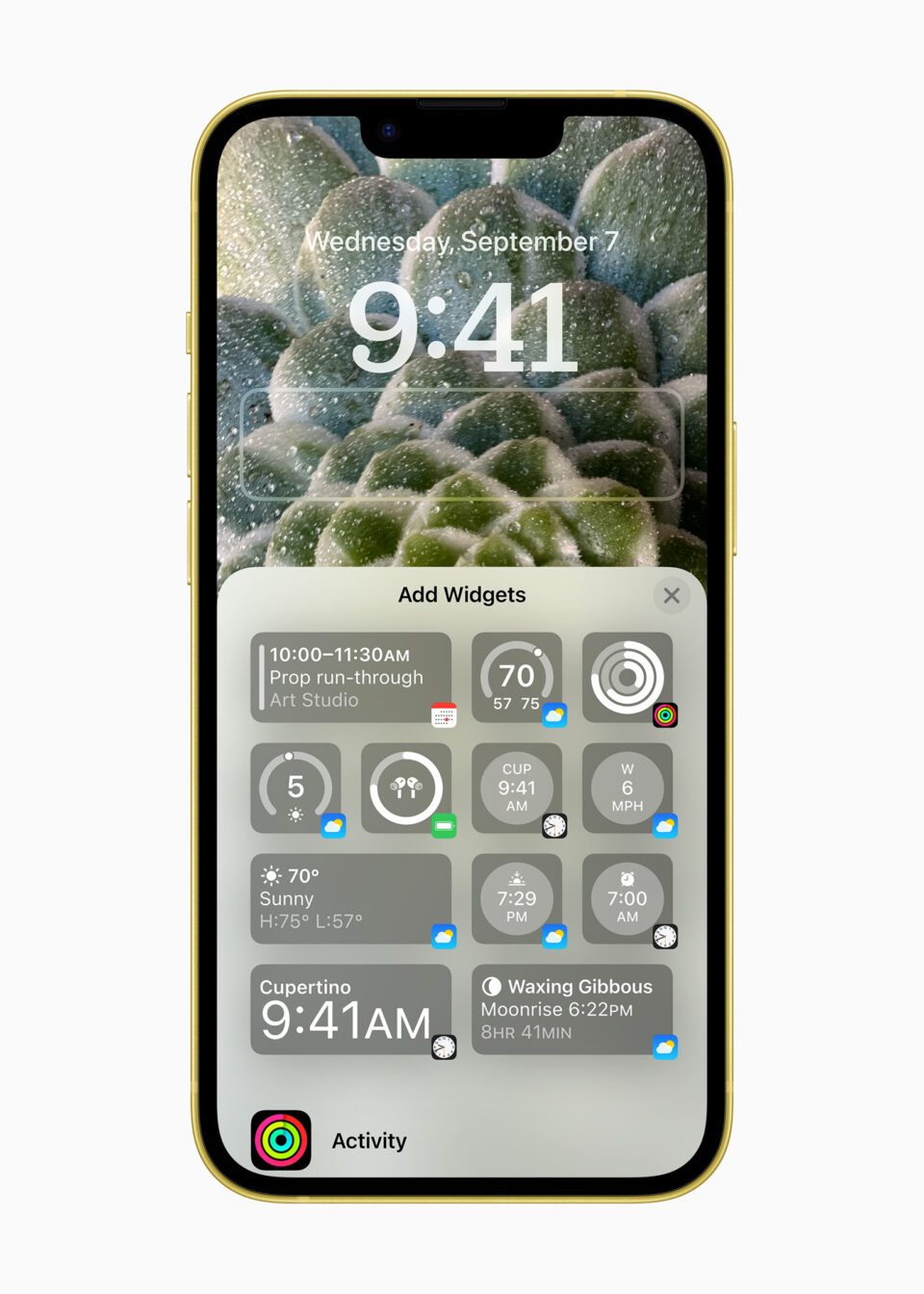 Con iOS 16 l’utente può personalizzare la schermata di blocco di iPhone scegliendo uno sfondo, selezionando i colori e i font, e aggiungendo widget che mostrano informazioni dalle loro app preferite, come le notizie del giorno, il meteo e gli eventi di calendario.